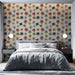 Une chambre moderne avec un papier peint floral aux teintes douces de rose, jaune et noir, créant une ambiance chaleureuse et accueillante.
