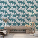 Une pièce moderne avec un papier peint aux motifs fluides et artistiques dans des teintes turquoise et blanche, créant une ambiance dynamique et élégante.