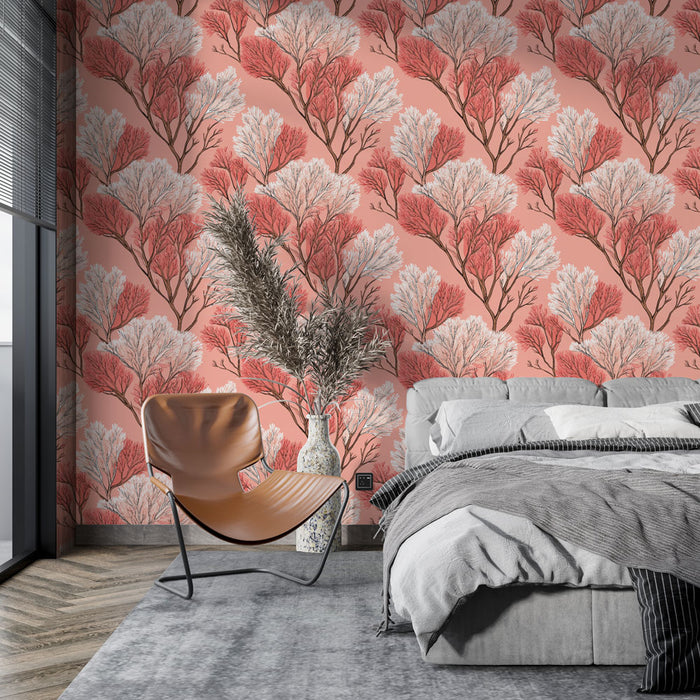 Une chambre moderne avec un papier peint floral aux motifs d'arbres en dégradé de rose et blanc sur fond corail, créant une ambiance douce et accueillante.