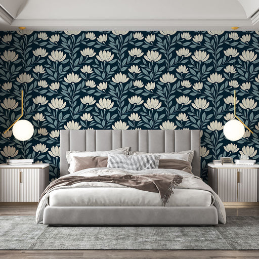 Une chambre moderne avec un papier peint floral bleu nuit et crème, apportant une atmosphère élégante et apaisante.