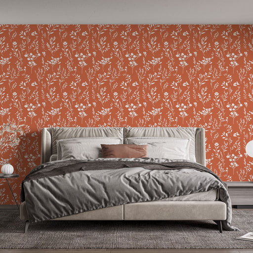 Une chambre moderne avec un papier peint terracotta orné de motifs floraux blancs, créant une atmosphère chaleureuse et accueillante.