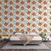 Une chambre moderne avec un papier peint floral aux grandes fleurs marron et bleues sur fond clair, créant une atmosphère chaleureuse et accueillante.