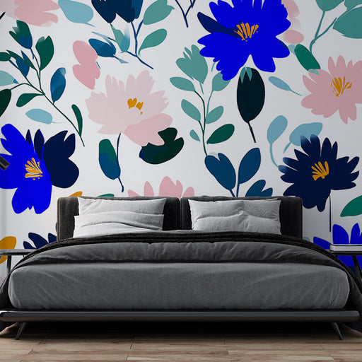 Une chambre moderne avec un papier peint floral coloré aux motifs de fleurs bleues, roses et feuillages, créant une atmosphère fraîche et vivante.