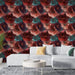 Un salon contemporain avec un papier peint floral aux grandes fleurs rouges, roses et bleues créant une atmosphère chaleureuse et dynamique.