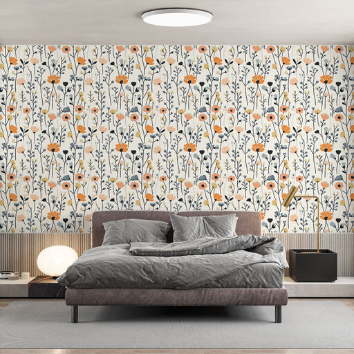 Une chambre moderne avec un papier peint floral aux motifs colorés de fleurs orange, roses et bleues sur fond clair, créant une atmosphère joyeuse et accueillante.