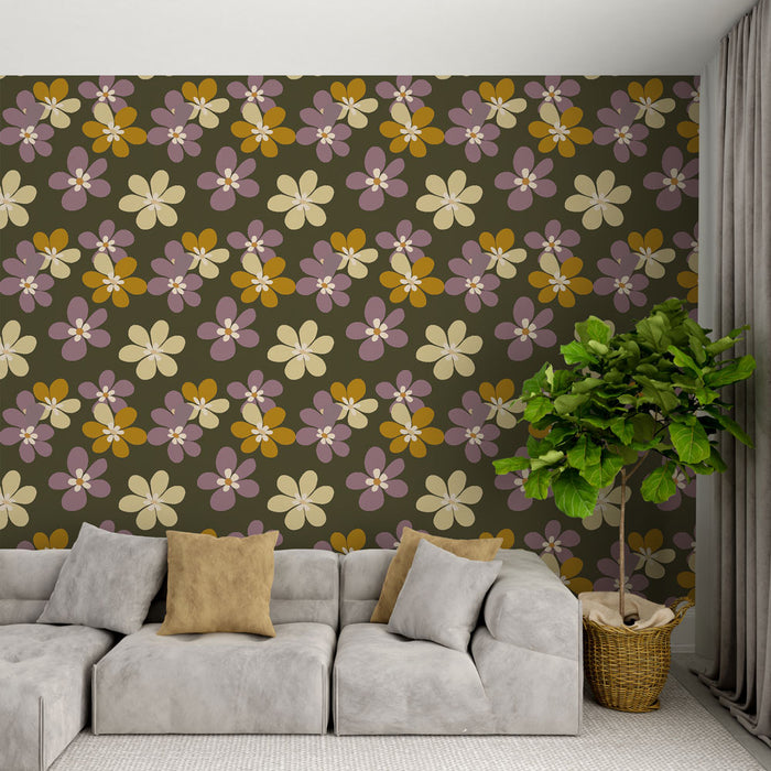 Un salon contemporain avec un papier peint floral sur fond marron, présentant des fleurs aux teintes violettes, crème et moutarde, créant une ambiance chaleureuse et accueillante.