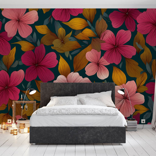 Une chambre contemporaine avec un papier peint floral aux grandes fleurs roses et jaunes sur fond bleu foncé, créant une ambiance chaleureuse et dynamique.