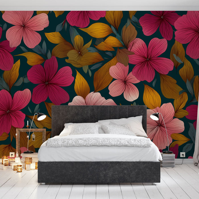 Une chambre contemporaine avec un papier peint floral aux grandes fleurs roses et jaunes sur fond bleu foncé, créant une ambiance chaleureuse et dynamique.