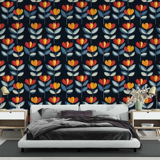 Une chambre moderne avec un papier peint floral aux motifs colorés de fleurs rouges, oranges et bleues sur fond noir, créant une atmosphère chaleureuse et accueillante.