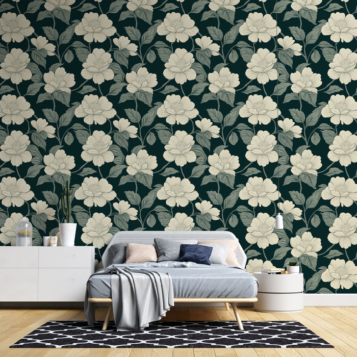 Une chambre moderne avec un papier peint floral aux grandes fleurs crème sur fond vert foncé, créant une atmosphère élégante et apaisante.