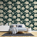 Une chambre moderne avec un papier peint floral aux grandes fleurs crème sur fond vert foncé, créant une atmosphère élégante et apaisante.