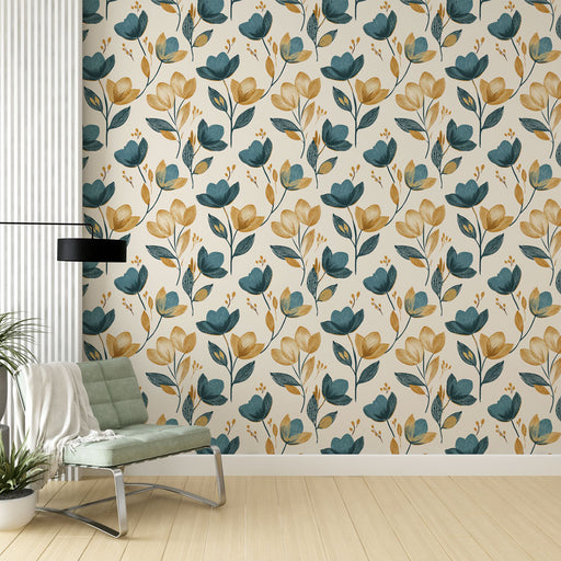 Une pièce lumineuse avec un papier peint floral aux motifs de fleurs bleues et dorées sur fond crème, créant une ambiance chaleureuse et accueillante.