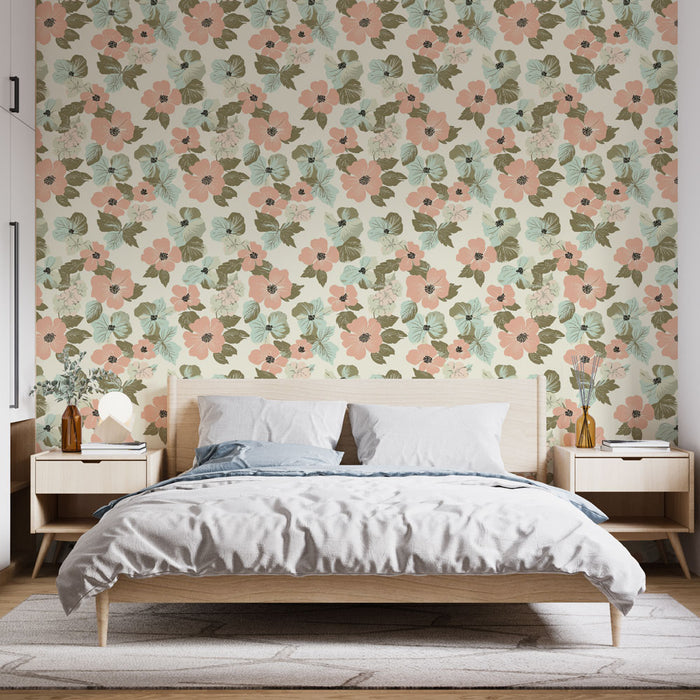 Une chambre lumineuse avec un papier peint floral aux motifs de fleurs roses et vertes sur fond clair, créant une atmosphère douce et apaisante.