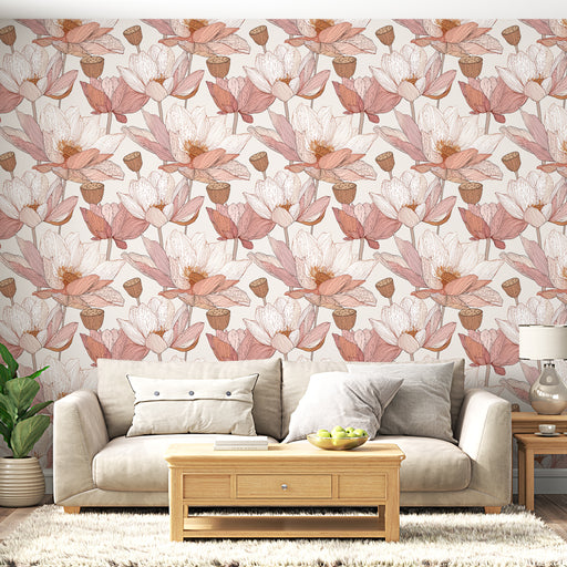 Une pièce de salon avec un papier peint floral aux teintes douces de rose et crème, créant une atmosphère chaleureuse et apaisante.