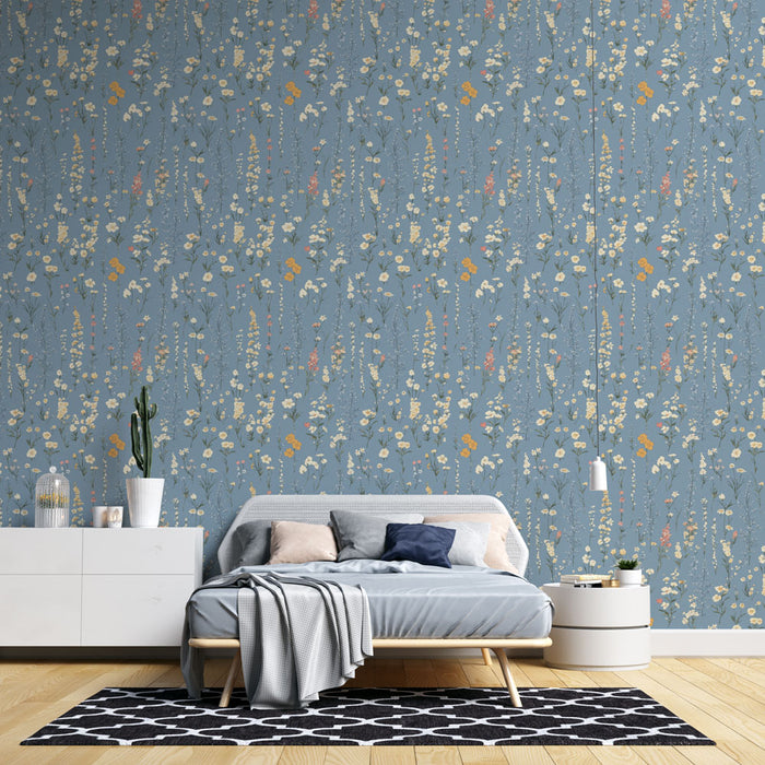 Une chambre moderne avec un papier peint floral bleu pastel orné de motifs délicats en fleurs blanches, jaunes et roses, créant une atmosphère douce et apaisante.