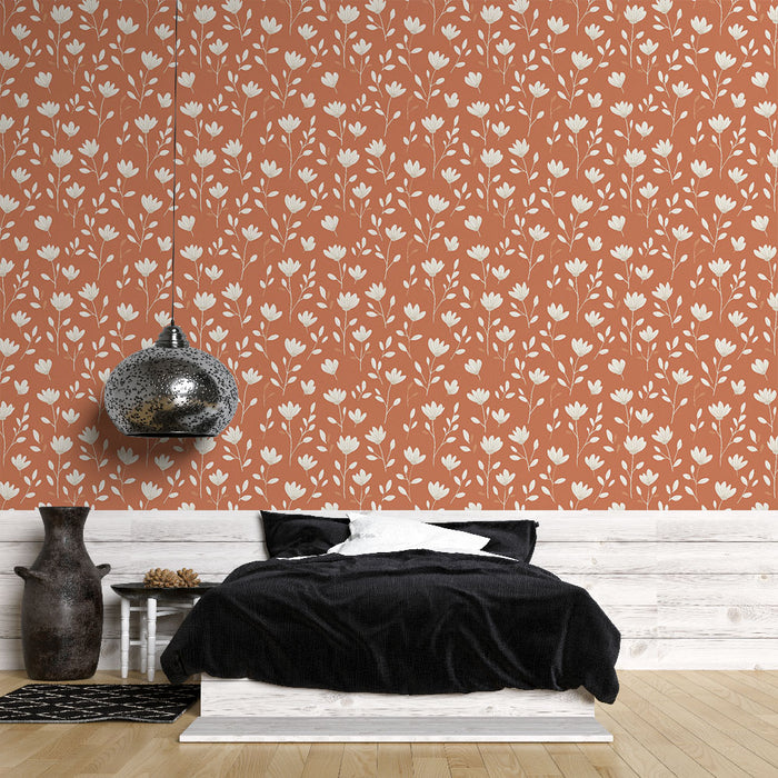 Une chambre moderne avec un papier peint terracotta orné de motifs floraux blancs, créant une atmosphère chaleureuse et accueillante.