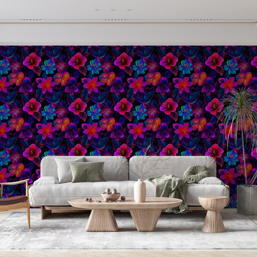 Un salon moderne avec un papier peint floral aux motifs vibrants de fleurs roses et bleues sur fond noir, créant une ambiance exotique et dynamique.