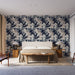 Une chambre moderne avec un papier peint aux motifs floraux en dégradés de bleu et beige, créant une atmosphère apaisante et élégante.