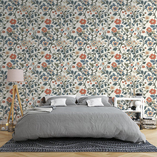 Une chambre moderne avec un papier peint floral aux motifs colorés, mêlant des fleurs orange et bleues sur un fond clair, créant une ambiance chaleureuse et accueillante.