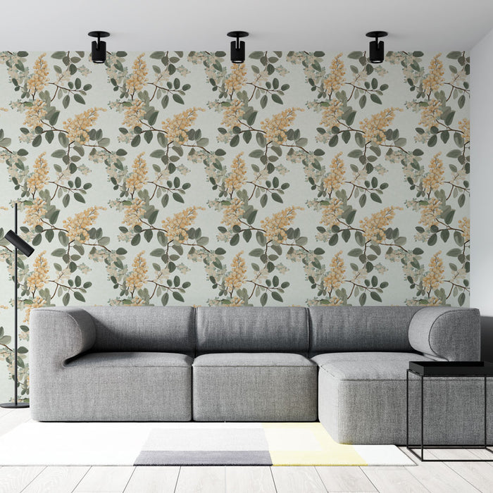 Un salon moderne avec un papier peint floral aux motifs de fleurs jaunes et de feuillages verts sur fond bleu clair, créant une ambiance douce et accueillante.