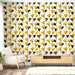Un salon lumineux avec un papier peint floral aux motifs de fleurs jaunes et feuilles noires et vertes sur fond crème, créant une ambiance joyeuse et moderne.