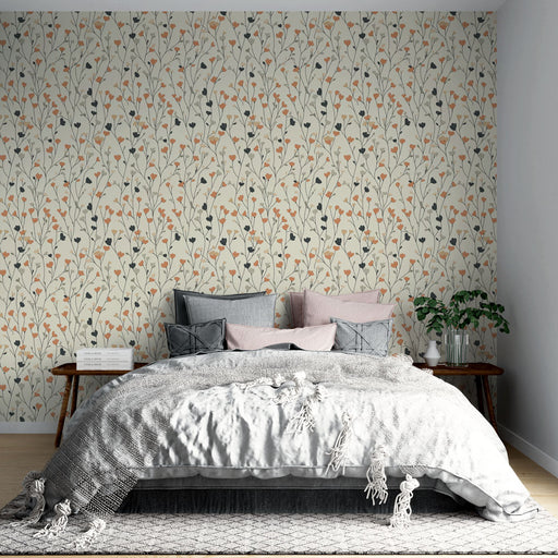 Une chambre accueillante avec un papier peint floral aux motifs délicats orange et noir sur fond crème, créant une atmosphère douce et chaleureuse.