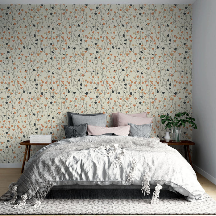 Une chambre accueillante avec un papier peint floral aux motifs délicats orange et noir sur fond crème, créant une atmosphère douce et chaleureuse.