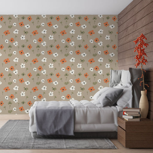 Une chambre apaisante avec un papier peint floral aux motifs de fleurs blanches et orange sur fond beige, créant une atmosphère chaleureuse et accueillante.
