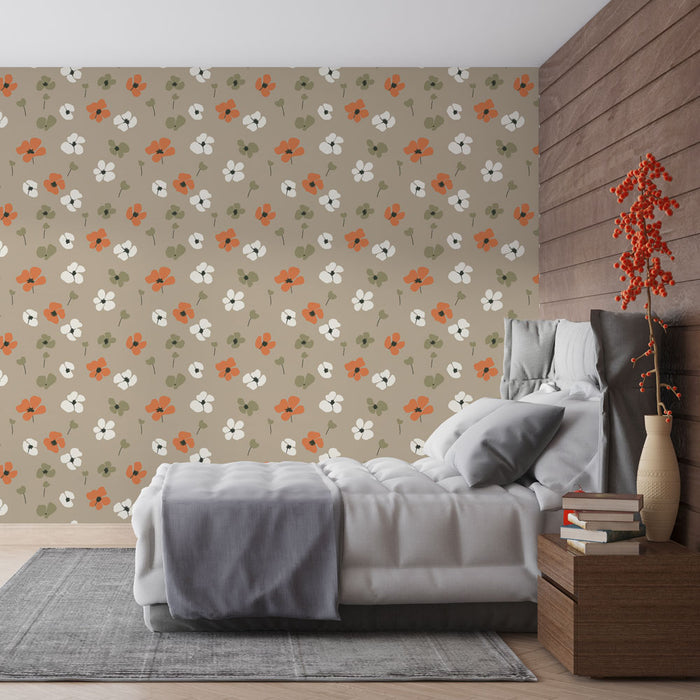 Une chambre apaisante avec un papier peint floral aux motifs de fleurs blanches et orange sur fond beige, créant une atmosphère chaleureuse et accueillante.