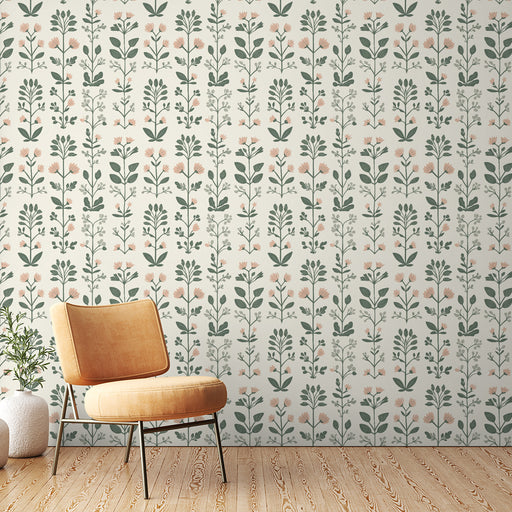 Une pièce lumineuse avec un papier peint floral aux motifs délicats de fleurs roses et feuillages verts sur fond clair, créant une ambiance douce et apaisante.