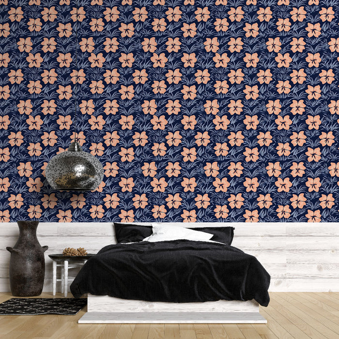 Une chambre accueillante avec un papier peint floral bleu marine et pêche, créant une atmosphère tropicale et vivifiante.