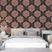 Une chambre moderne avec un papier peint floral aux grandes fleurs roses sur fond noir, créant une ambiance chaleureuse et élégante.