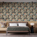 Une chambre moderne avec un papier peint floral aux motifs de fleurs en noir et beige, rehaussé de touches de couleurs vives, créant une ambiance dynamique et chaleureuse.