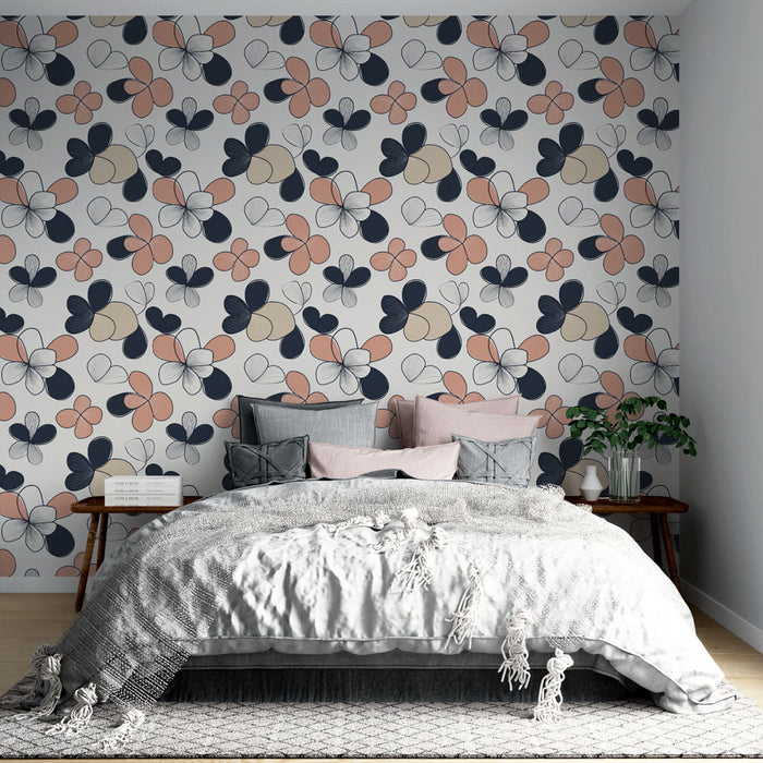 Une chambre moderne avec un papier peint floral aux motifs colorés de fleurs dans des teintes douces de rose, bleu et beige, créant une ambiance chaleureuse et accueillante.
