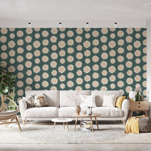 Une pièce de salon avec un papier peint floral aux motifs de fleurs stylisées beige sur fond vert, créant une ambiance joyeuse et accueillante.