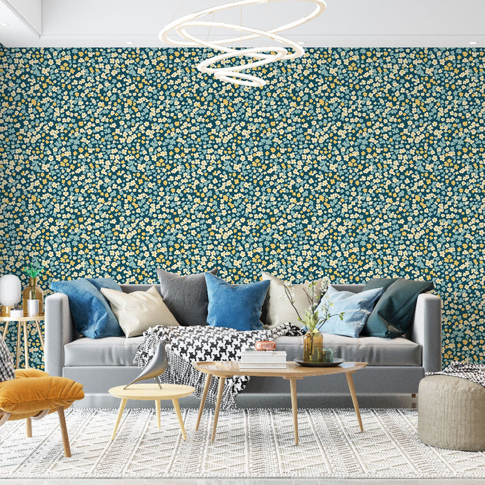 Un salon moderne avec un papier peint floral bleu profond parsemé de petites fleurs jaunes et blanches, créant une atmosphère joyeuse et accueillante.