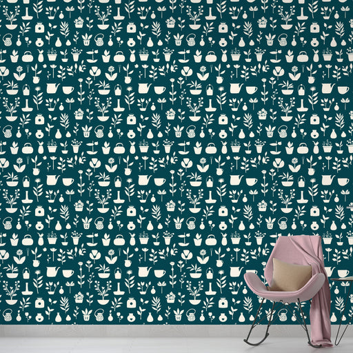 Un salon moderne avec un papier peint bleu canard orné de motifs floraux et botaniques en blanc, créant une atmosphère fraîche et accueillante.