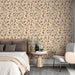 Une chambre élégante avec un papier peint floral aux teintes douces de pêche et noir, créant une atmosphère chaleureuse et accueillante.