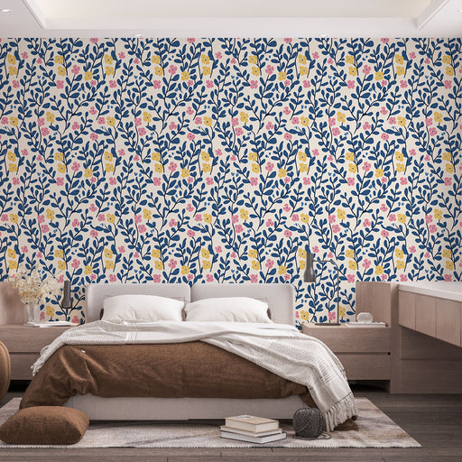Une chambre moderne avec un papier peint floral aux motifs de branches bleues, fleurs jaunes et roses sur fond clair, créant une ambiance joyeuse et accueillante.