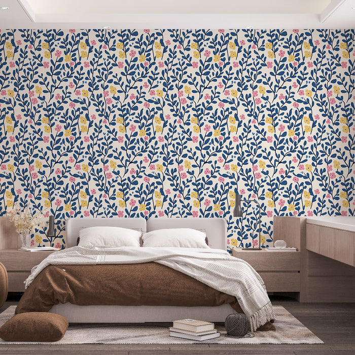 Une chambre moderne avec un papier peint floral aux motifs de branches bleues, fleurs jaunes et roses sur fond clair, créant une ambiance joyeuse et accueillante.