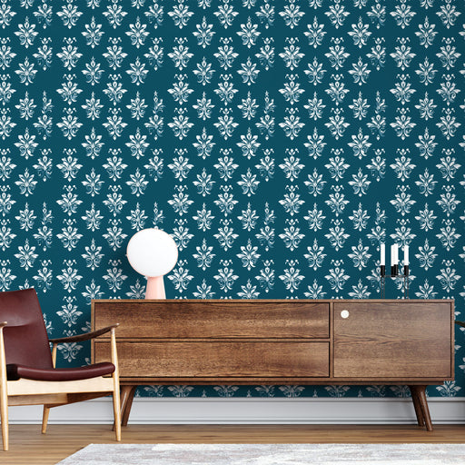 Un salon moderne avec un papier peint bleu profond orné de motifs floraux blancs, créant une atmosphère élégante et apaisante.