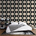 Une chambre moderne avec un papier peint floral aux motifs élégants sur fond noir, mêlant des teintes pastel apaisantes et une ambiance chic.