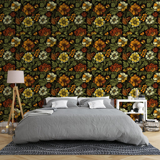 Une chambre moderne avec un papier peint floral aux teintes chaudes de jaune, orange et rouge sur fond noir, créant une atmosphère chaleureuse et accueillante.