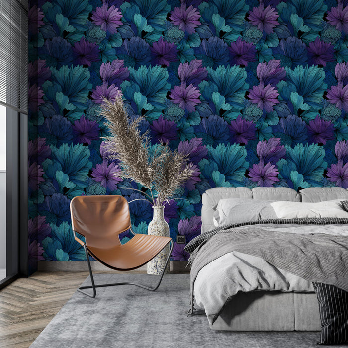 Une chambre moderne avec un papier peint floral aux teintes vibrantes de bleu et violet, créant une atmosphère artistique et dynamique.
