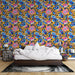 Une chambre accueillante avec un papier peint floral vibrant sur fond jaune, mêlant des roses et des bleus éclatants pour une ambiance joyeuse et dynamique.