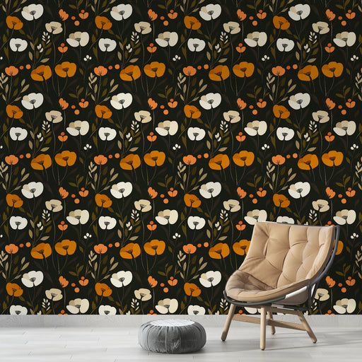 Une pièce moderne avec un papier peint floral sur fond noir, mêlant des fleurs blanches, orange et des feuillages, créant une atmosphère chaleureuse et accueillante.