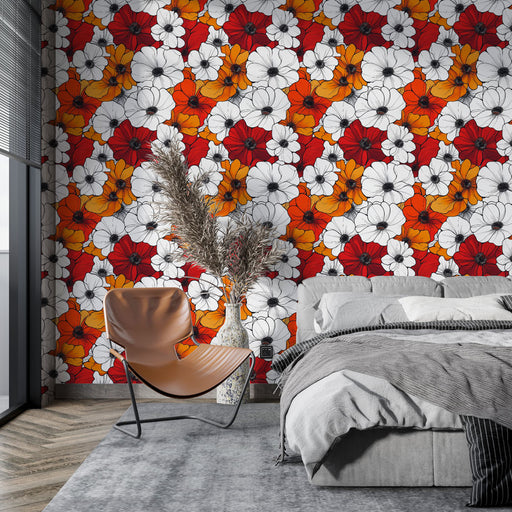 Une chambre moderne avec un papier peint floral éclatant aux motifs de fleurs blanches, rouges et orange, créant une ambiance chaleureuse et dynamique.