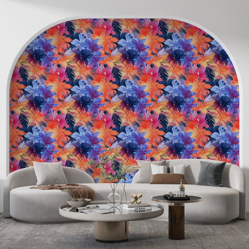 Un salon moderne avec un papier peint floral vibrant aux motifs de fleurs bleues, orange et roses sur fond sombre, créant une ambiance tropicale et énergique.