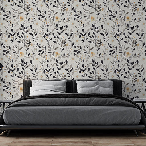 Une chambre moderne avec un papier peint floral aux motifs délicats de feuilles noires et fleurs dorées sur fond clair, créant une ambiance douce et apaisante.