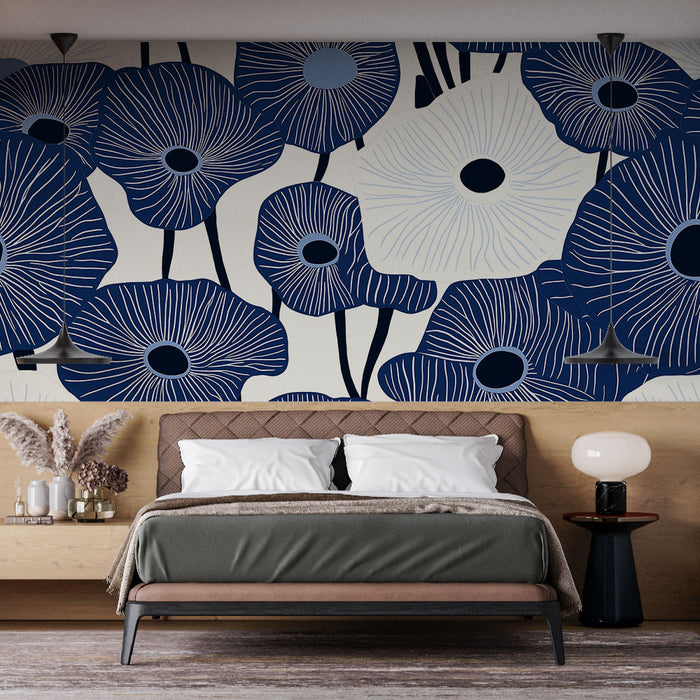 Une chambre moderne avec un papier peint floral bleu marine et beige, aux motifs stylisés de grandes fleurs, créant une ambiance apaisante et élégante.